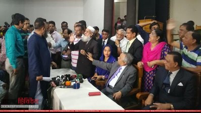 সংবাদ সম্মেলনে আওয়ামীপন্থী আইনজীবীরা উপস্থিত হলে হট্টগোলের সৃষ্টি হয়