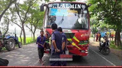 হাইড্রোলিক হর্ণ অপসারণে কাজ করছে হাইওয়ে পুলিশ 