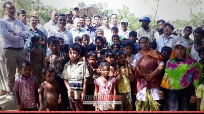 রোহিঙ্গাদের টিকা খাওয়ান বান্দরবানের জেলা প্রশাসক