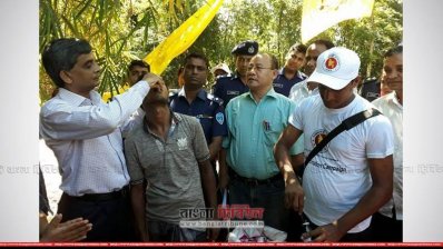 রোহিঙ্গাদের টিকা খাওয়াচ্ছেন বান্দরবানের জেলা প্রশাসক
