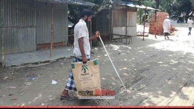মালামাল ফেরি করছেন নয়ন মিয়া  