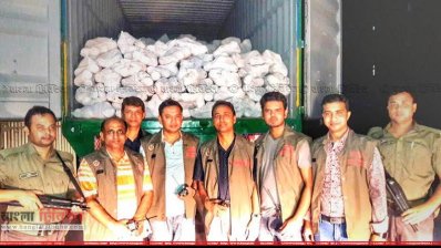 জব্দ করা পলিস্টার ফেব্রিক্স