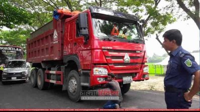 হাইড্রোলিক হর্ণ অপসারণে কাজ করছে হাইওয়ে পুলিশ 
