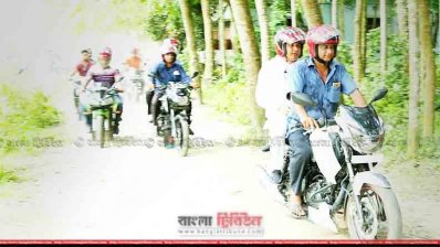 মোটরসাইকেলে পরিকল্পনামন্ত্রী (ছবি- প্রতিনিধি)