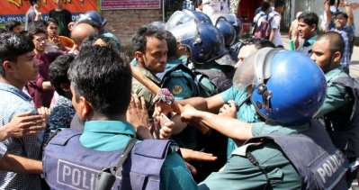 চট্টগ্রাম কলেজে ছাত্রলীগের দু'গ্রুপের সংঘর্ষ, আহত ১৫