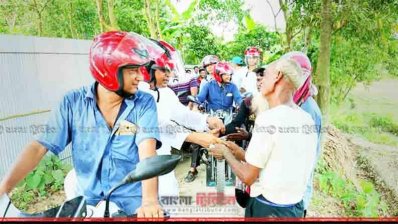 মোটরসাইকেল থামিয়ে মানুষের সুখ-দুঃখের খোঁজ-খবর নিচ্ছেন পরিকল্পনামন্ত্রী (ছবি- প্রতিনিধি)