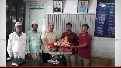 বাল্যবিয়ে বন্ধ করায় বরকে ফুল দিয়ে অভ্যর্থনা জানান ওসি