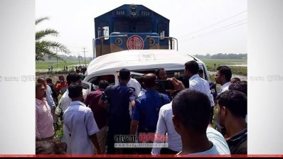 কুমিল্লায় ট্রেনের ধাক্কায় বিধ্বস্ত মাইক্রোবাস