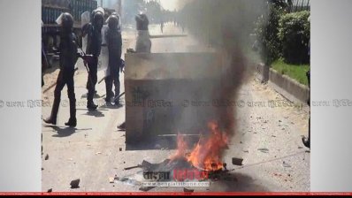 সড়ক অবরোধ করে আগুন ধরিয়ে দেওয়া হয়