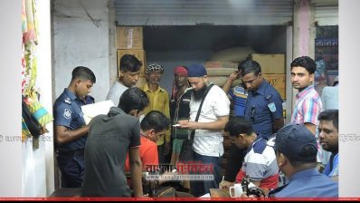 চাল উদ্ধার অভিযান (ছবি: মুন্সীগঞ্জ প্রতিনিধি)