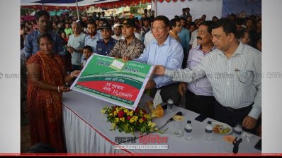 কাপ্তাই হ্রদে নৌকাবাইচ প্রতিযোগিতায় বিজয়ী নারী