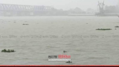 আশুগঞ্জ নৌবন্দরে সতর্কতা সংকেত (ছবি: ব্রাহ্মণবাড়িয়া প্রতিনিধি)