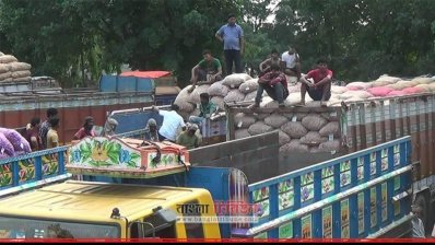 হিলি স্থলবন্দর দিয়ে পেঁয়াজ আমদানি করা হচ্ছে