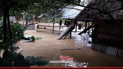 ফেনীতে তিনটি নদীর বাঁধ ভেঙে দশটি গ্রাম প্লাবিত