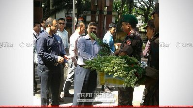 বিএসএফ প্রতিনিধি দলকে ফুল দিয়ে শুভেচ্ছা জানান ৪৯ বিজিবির অধিনায়ক