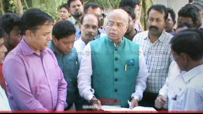 সাংবাদিকদের প্রশ্নের জবাব দিচ্ছেন স্বাস্থ্যমন্ত্রী মোহাম্মদ নাসিম (ছবি- প্রতিনিধি)