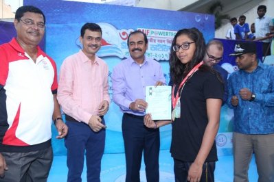 সেরা সাঁতারুর পুরস্কার নিচ্ছে জোনায়না