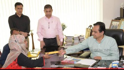 পপির হাতে নিয়োগপত্র তুলে দিচ্ছেন এসেনশিয়াল ড্রাগসের ব্যবস্থাপনা পরিচালক, পাশে তার ভাই