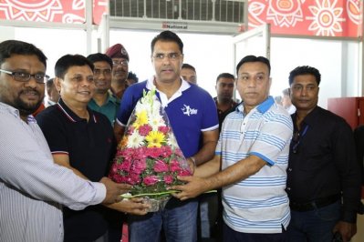 ওয়াকারকে শুভেচ্ছা জানাচ্ছেন সিলেট সিক্সার্সের কর্মকর্তারা