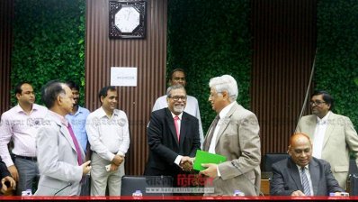 ইসির সংলাপ শেষে বর্তমান সিইসি&rsquo;র সঙ্গে হাত মেলাচ্ছেন সাবেক সিইসি এটিএম শামসুল হুদা
