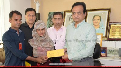 রুপার বোন পপির হাতে চাকরির নিয়োগপত্র তুলে দেওয়া হচ্ছে