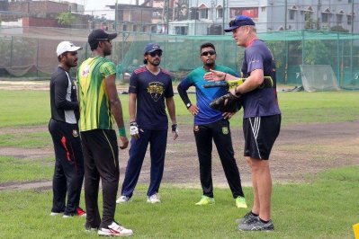 রংপুর রাইডার্সের অনুশীলনে নতুন শিষ্যদের সঙ্গে টম মুডি