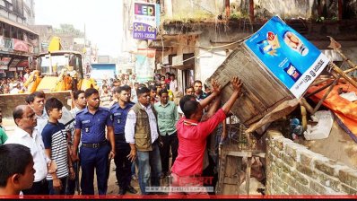 ফুটপাত অবৈধ দখলমুক্ত করতে অভিযান (ছবি- প্রতিনিধি)