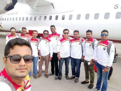 সিলেট বিমানবন্দরে কুমিল্লা ভিক্টোরিয়ান্স সদস্যদের সেলফি