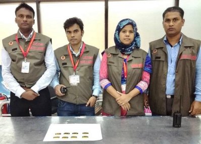 শুল্ক গোয়েন্দা দলের সামনে উদ্ধার করা আটটি সোনার বার (ছবি: সংগৃহীত)