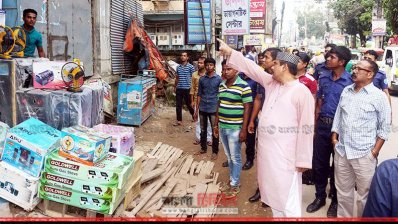 ফুটপাত অবৈধ দখলমুক্ত করতে অভিযান (ছবি- প্রতিনিধি)