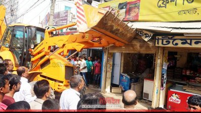 ফুটপাত অবৈধ দখলমুক্ত করতে অভিযান (ছবি- প্রতিনিধি)