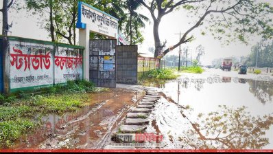 স্কুলের সামনের সড়ক, সেখানেও জলাবদ্ধতা সারাবছরের
