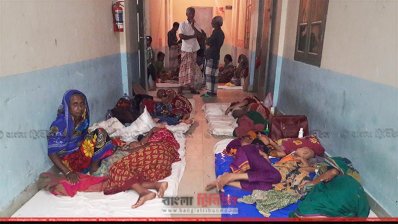 নিউমোনিয়ায় আক্রান্ত শিশুরা মেঝেতে (ছবি: সুনামগঞ্জ প্রতিনিধি)