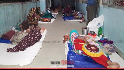 হাসপাতালে সিট না পেয়ে বারান্দায় থাকতে হচ্ছে শিশুদের (ছবি: সুনামগঞ্জ প্রতিনিধি)