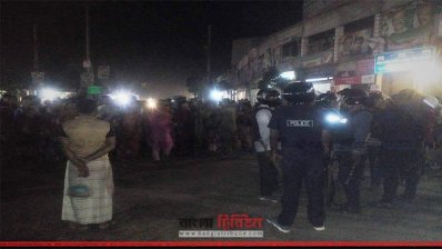গাইবান্ধায় অবৈধ বসতি উচ্ছেদের প্রতিবাদে সড়ক অবরোধ
