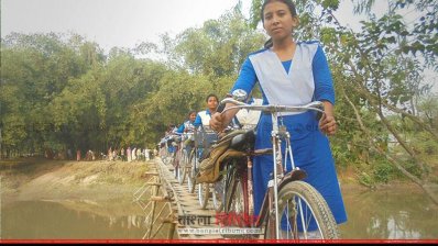 ঝুঁকি নিয়ে প্রতিদিন এ সাঁকো পার হয়ে স্কুলে যায় শিক্ষার্থীরা 