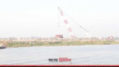 কাশবনের পাশে চলছে পদ্মা সেতুর নির্মাণকাজ 