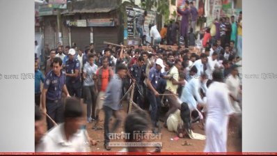 নেতা-কর্মীদের মধ্যে হাতাহাতি ও গোলযোগ দেখা দিলে পুলিশ তাদের লাঠিপেটা করে ছত্রভঙ্গ করে দেয় 