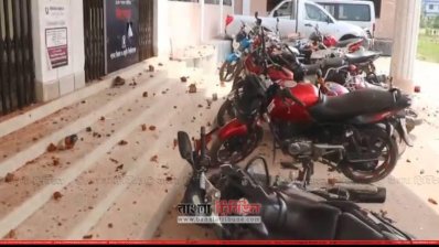 পাবনা বিজ্ঞান ও প্রযুক্তি বিশ্ববিদ্যালয়ে শিক্ষক লাঞ্ছিতের ঘটনাকে কেন্দ্র করে মোটরসাইকেল ভাঙচুর