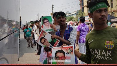 ঢাকা-চট্টগ্রাম মহাসড়কে খালেদাকে নেতাকর্মীদের শুভেচ্ছা 