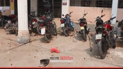 বিশ্ববিদ্যালয়ে শিক্ষক লাঞ্ছিতের ঘটনাকে কেন্দ্র করে মোটরসাইকেল ভাঙচুর