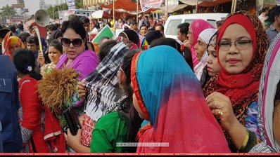 ঢাকা-চট্টগ্রাম মহাসড়কে খালেদাকে নেতাকর্মীদের শুভেচ্ছা 
