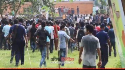 বিশ্ববিদ্যালয়ে শিক্ষক লাঞ্ছিতের ঘটনাকে কেন্দ্র করে শিক্ষক-শিক্ষার্থী ও কর্মকর্তা-কর্মচারীদের মধ্যে সংঘষ
