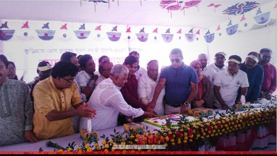কেক কেটে কুড়িগ্রাম প্রেসক্লাবের সুবর্ণ জয়ন্তী উৎসবের উদ্বোধন