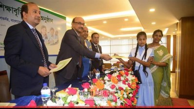 দৃষ্টি প্রতিবন্ধী সাবিনা ইয়াসমিনের হাতে বৃত্তির চেক তুলে দিচ্ছেন বাংলাদেশ ব্যাংকের গভর্নর ফজলে কবির (ছবি: নাসিরুল ইসলাম)