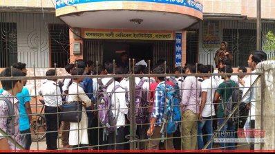 খানজাহান আলী পলিটেকনিক ইনস্টিটিউটে শিক্ষার্থীদের তালা (ছবি: বাগেরহাট প্রতিনিধি)