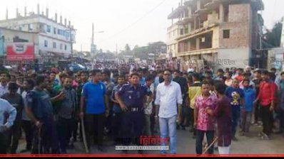 যুবদলকে ঠেকাতে পুলিশের সঙ্গে লাঠিসোটা নিয়ে ছাত্রলীগ নেতাকর্মীদের অবস্থান