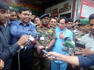তিন ঘণ্টা বন্ধ থাকার ঢামেক হাসপাতালের জরুরি বিভাগ খুলে দেওয়ার সময় পরিচালক ব্রিগেডিয়ার জেনারেল এ কে এম নাসির উদ্দিন