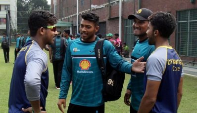 অনুশীলনের ফাঁকে আড্ডায় নাজমুল হোসেন শান্ত (মাঝে)। ছবি-বিসিবি