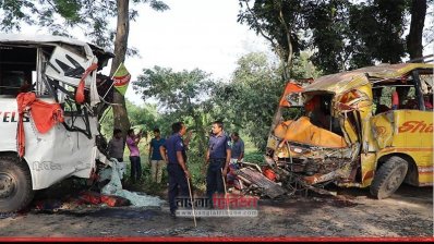 পাবনায় দুই বাসের মুখোমুখি সংঘর্ষ 